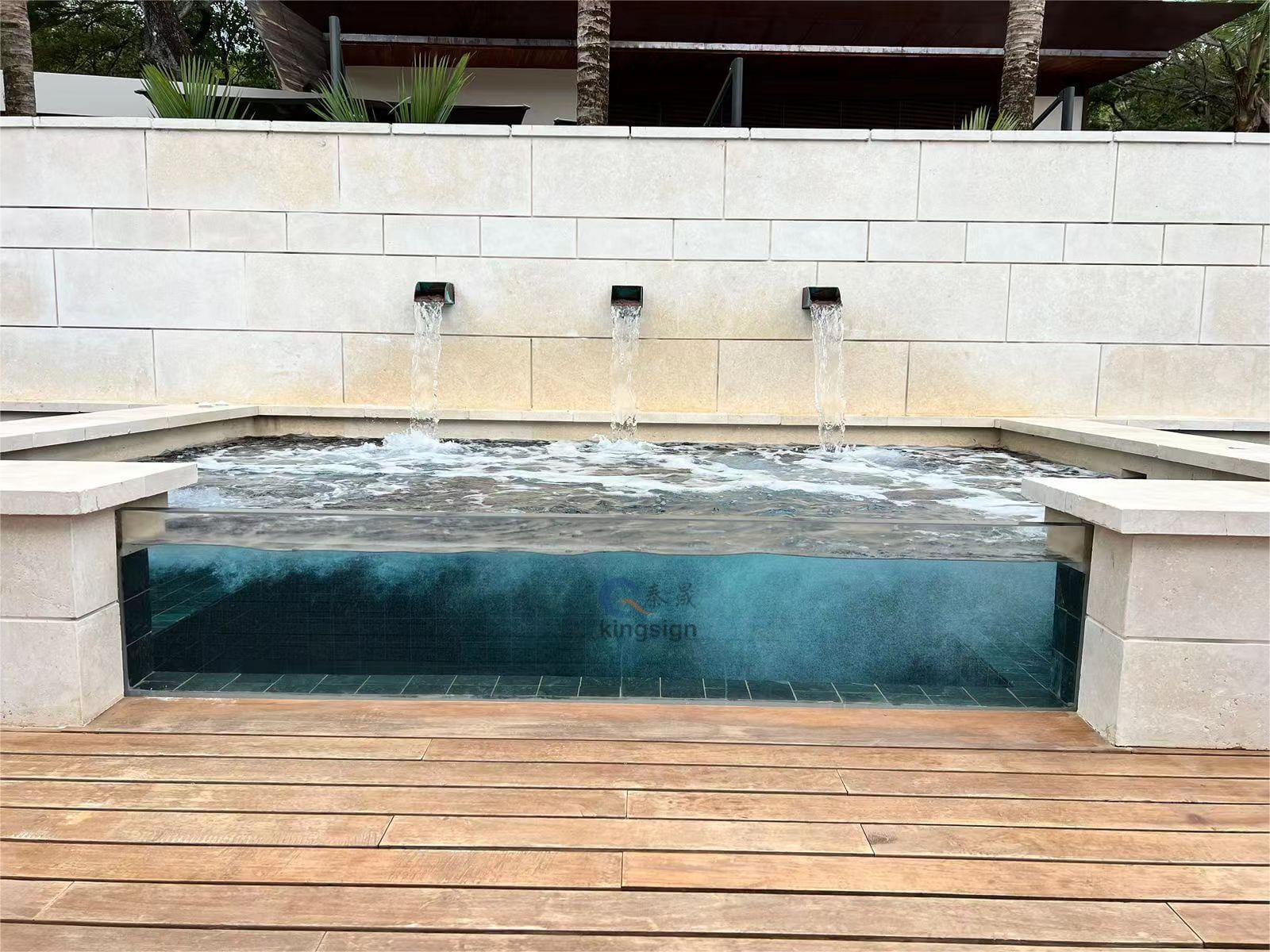 Miks kasutatakse klaasi asemel basseini akende asemel akrüüllehti?